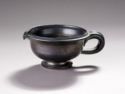 une tasse noire posée sur une table