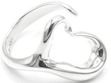 bague en forme de cœur plaquée argent sur fond blanc