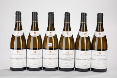 six bouteilles de vin sont alignées dans une rangée