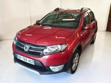 La Honda CR-V rouge est garée dans le garage.