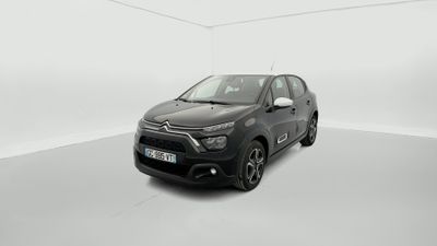 une voiture noire dans une pièce blanche sur fond blanc