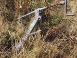 une machine qui se trouve au milieu d'un champ