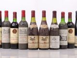 plusieurs bouteilles de vin sont alignées sur une surface blanche