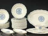 un grand nombre d'assiettes posées sur une table