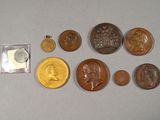 un lot de pièces de monnaie posées sur une table