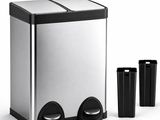 deux poubelles et une poubelle placées les unes à côté des autres