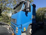 un camion bleu garé sur le bord de la route