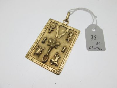 une image représentant un pendentif en or orné de clés