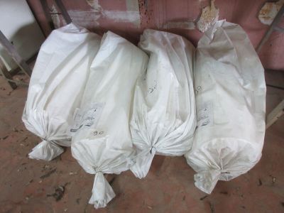 trois sacs posés par terre