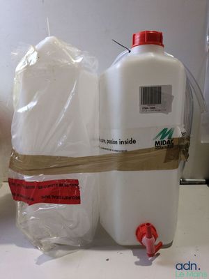 une bouteille de lait et un sac de lait posés sur un comptoir