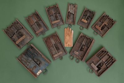 tout un tas de vieux outils posés sur la table
