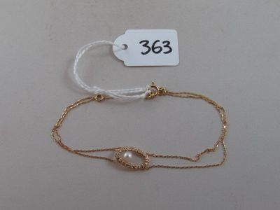 un gros plan d'un bracelet auquel est attachée une étiquette
