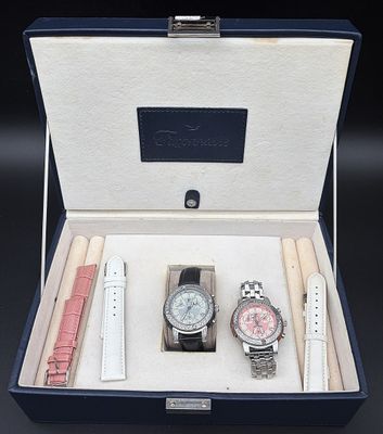 trois montres dans un coffret posé sur un fond noir