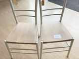 deux chaises posées sur un parquet en bois dur