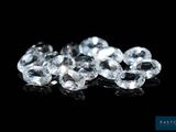 gros plan d'un groupe de diamants sur une surface noire