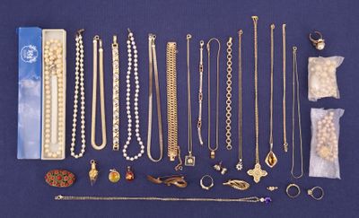 de nombreux colliers et bracelets disposés sur un fond bleu