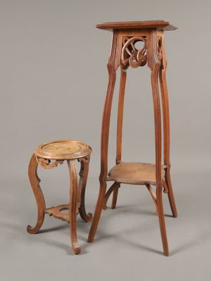 deux meubles, dont une table, un tabouret et un tabouret