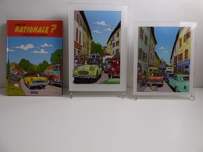 trois photos encadrées représentant des voitures, accrochées sur un mur blanc
