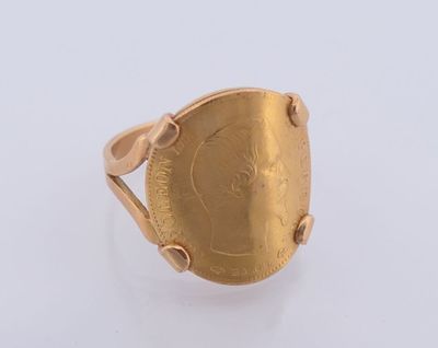 gros plan d'une bague en or sur une surface blanche
