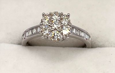 Bague en or blanc 18k 750ml sertie d'un pavage rond de 7 dia…