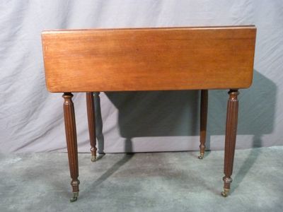 Table à volets en acajou reposant sur quatre pieds cannelés …