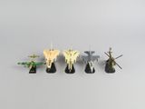 un ensemble de cinq figurines miniatures de types et de tailles variés