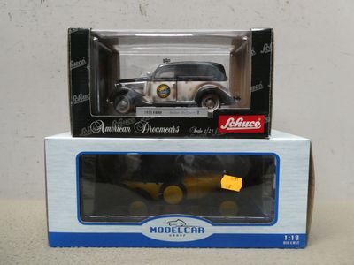 une boîte contenant une maquette de voiture, posée sur une table