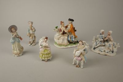 cinq figurines représentant des personnes assises sur une table