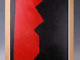 une peinture abstraite rouge et noire posée sur un chevalet en bois