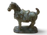 statue d'un cheval avec une selle sur le dos