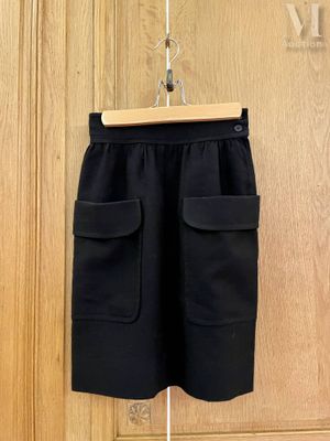 un short noir suspendu à une porte en bois à l'aide d'un cintre en bois