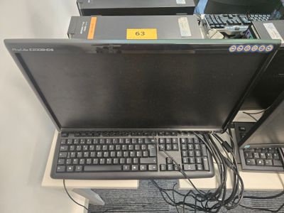 un ordinateur portable posé sur un bureau, à côté d'un clavier
