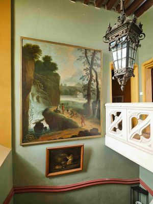 un tableau accroché au mur au-dessus d'un escalier dans une maison