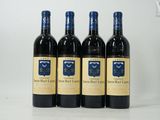 quatre bouteilles de vin sont alignées sur une table