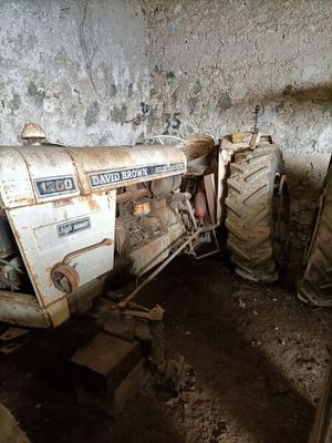 un tracteur qui se trouve dans une pièce sale