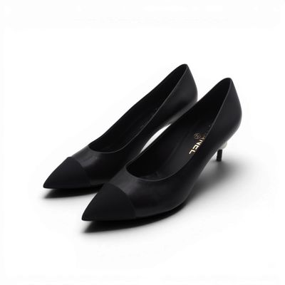 une paire de chaussures noires à bout pointu sur fond blanc