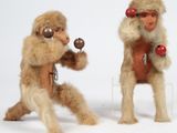 deux peluches qui se tiennent l'une à côté de l'autre