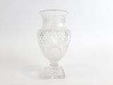 un vase en verre posé sur une surface blanche
