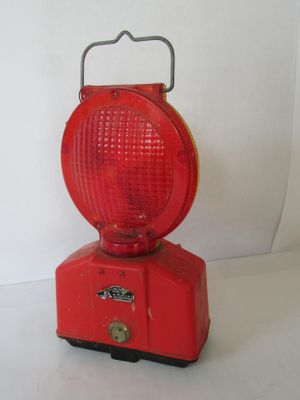 une lampe rouge posée sur une table