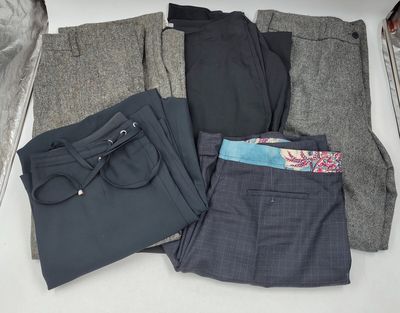 une pile de vêtements pour hommes posée sur une table