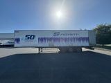 un camion semi-remorque garé dans un parking