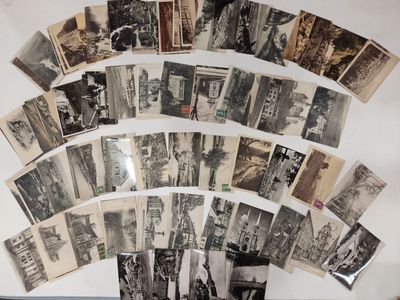 beaucoup de vieilles photos en noir et blanc accrochées au mur