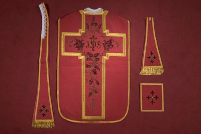 une photo représentant les vêtements liturgiques d'un prêtre et une croix
