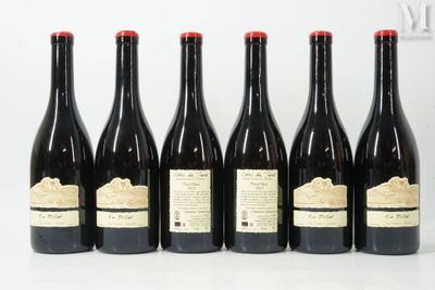 six bouteilles de vin sont alignées dans une rangée