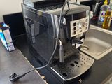 une photo d'une machine à café posée sur un plan de travail de cuisine