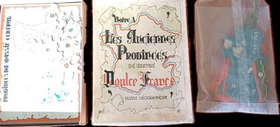 trois livres posés l'un à côté de l'autre sur une table