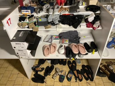 de nombreuses paires de chaussures posées sur une étagère