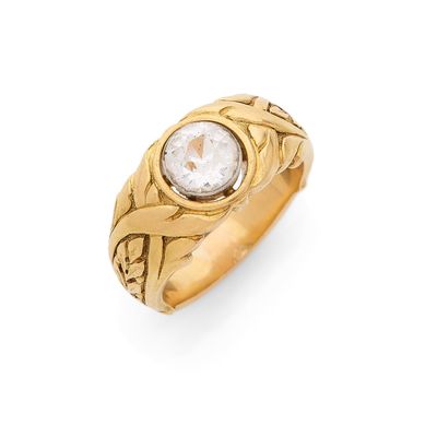 une bague en or avec un diamant blanc au centre