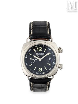 une photo d'une montre-bracelet avec un cadran noir et un bracelet en cuir noir
