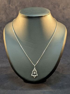 Pendentif de style Art Déco, simulant un écusson pavé de dia…
